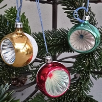 guld-rod-gron-sne-dekorerede-spejl-reflektor-glas-juletraeskugler-gammel-julestads